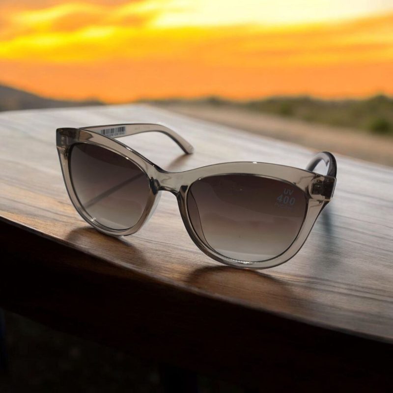 عینک آفتابی زنانه فریم گربه ای شفاف گرادیانت - نمای جلوی Eyenake CatGlow