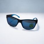 نمای جانبی عینک R 101 با دسته های آبی و عدسی آینه ای