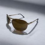 نمای جانبی عینک خلبانی A 320 با جزئیات فریم فلزی طلایی و دسته مشکی